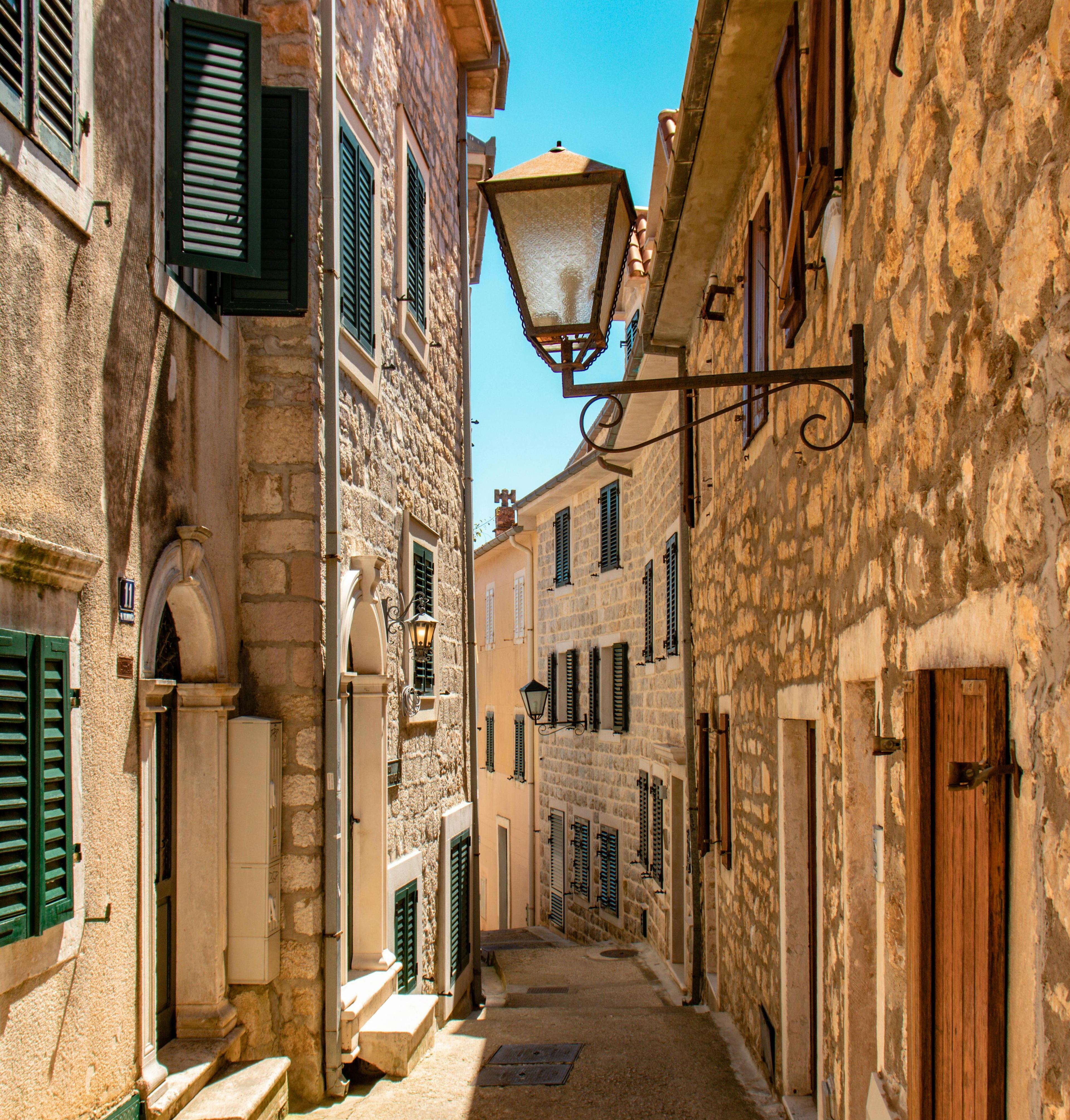 klavir postavljen na pješčanu plažu sa uzburkanim morem u pozadini